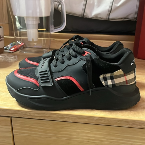 Burberry trainers Red and black size eu 44 Us 10, Great condition only wore 4x - Picture 3 of 4